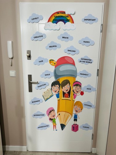 W tej sali, klasie, grupie, świetlicy dzieci są..- kredka 2  z chmurkami ANG