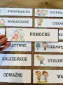 W tej klasie/grupie/ sali/ świetlicy dzieci są- tabliczki z napisami 