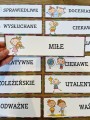 W tej klasie/grupie/ sali/ świetlicy dzieci są- tabliczki z napisami 
